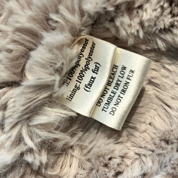 Cozy Faux Fur Vest - Picture 2 of 6